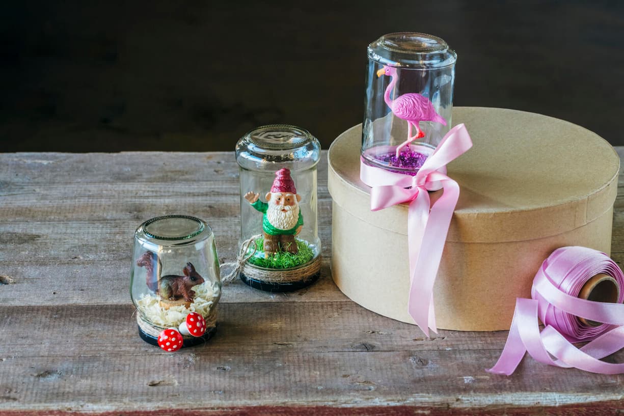 Konfigläser mit Flamingo und Gartenzwerg drin