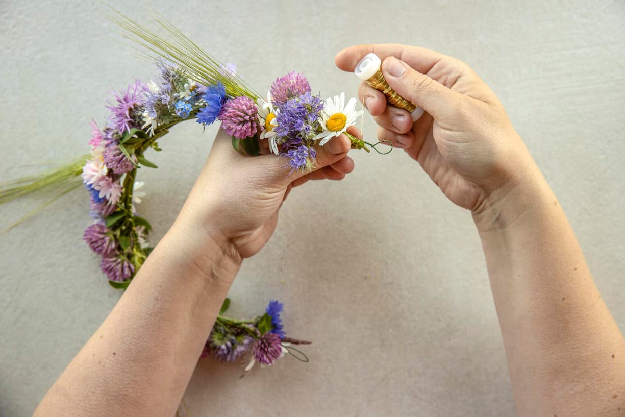 Blumen an Draht befestigen