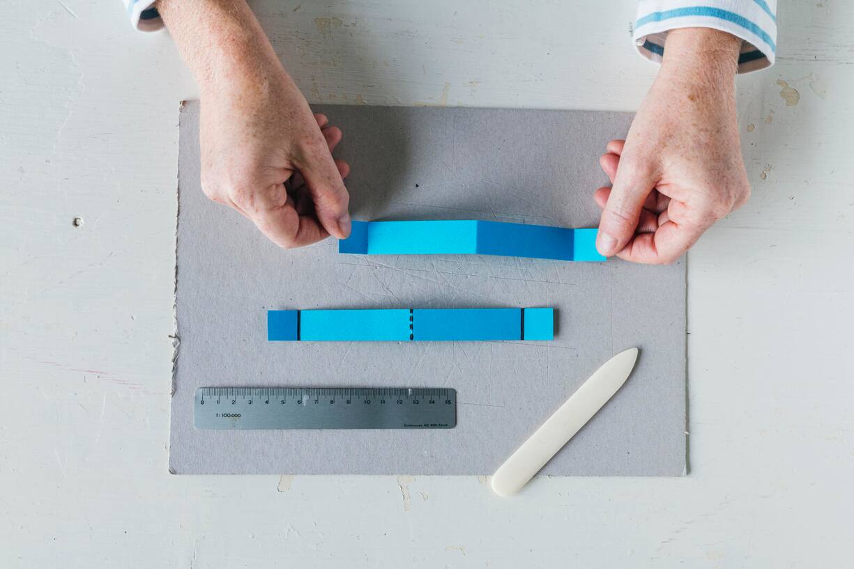 Blaue Papierstreifen mit Massstab