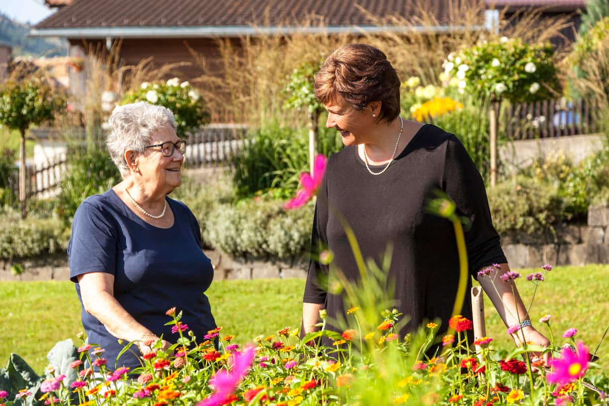 Annemarie und Marianne Lauener in ihrem Garten in Frutigen, Bern