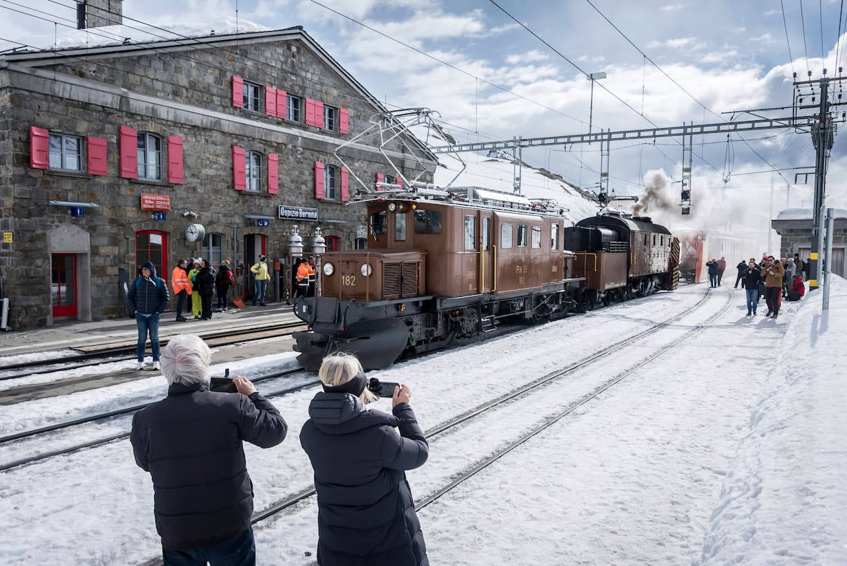 Die Ge 4/4 182, auch Bernina-Krokodil genannt (vorne) und die Xrot d 9213 gemeinsam auf der Bernina-Passhöhe.