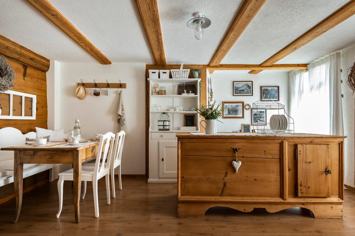 Blick vom Treppenhaus in die offene Küche des Bauernhaus der Familie Bracher
