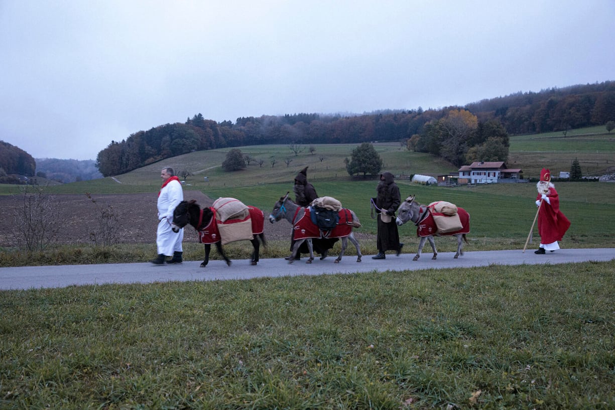 Samichlaus und Schmutzlis mit ihren Eseln