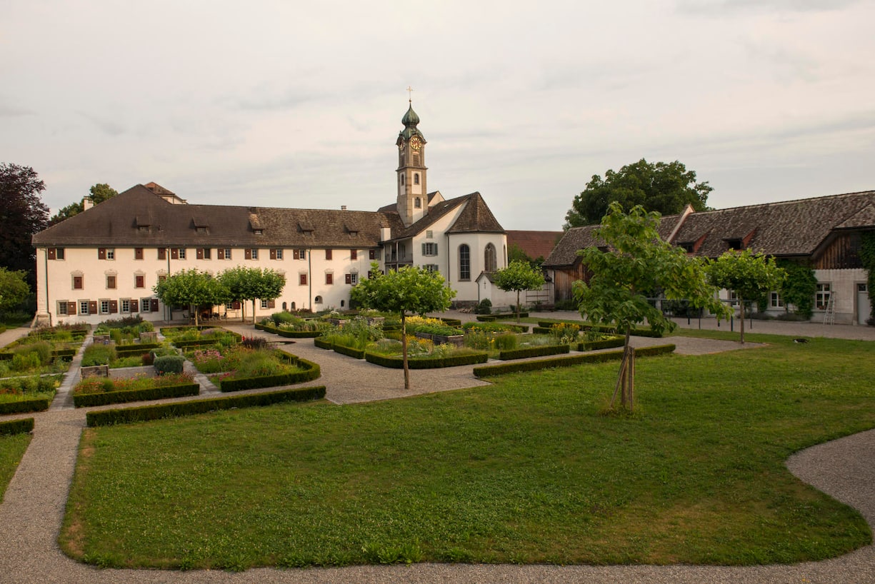 Garten des Klosters Wurmsbach in Rapperswil-Jona St. Gallen in Richtung Konvent und Klosterkirche