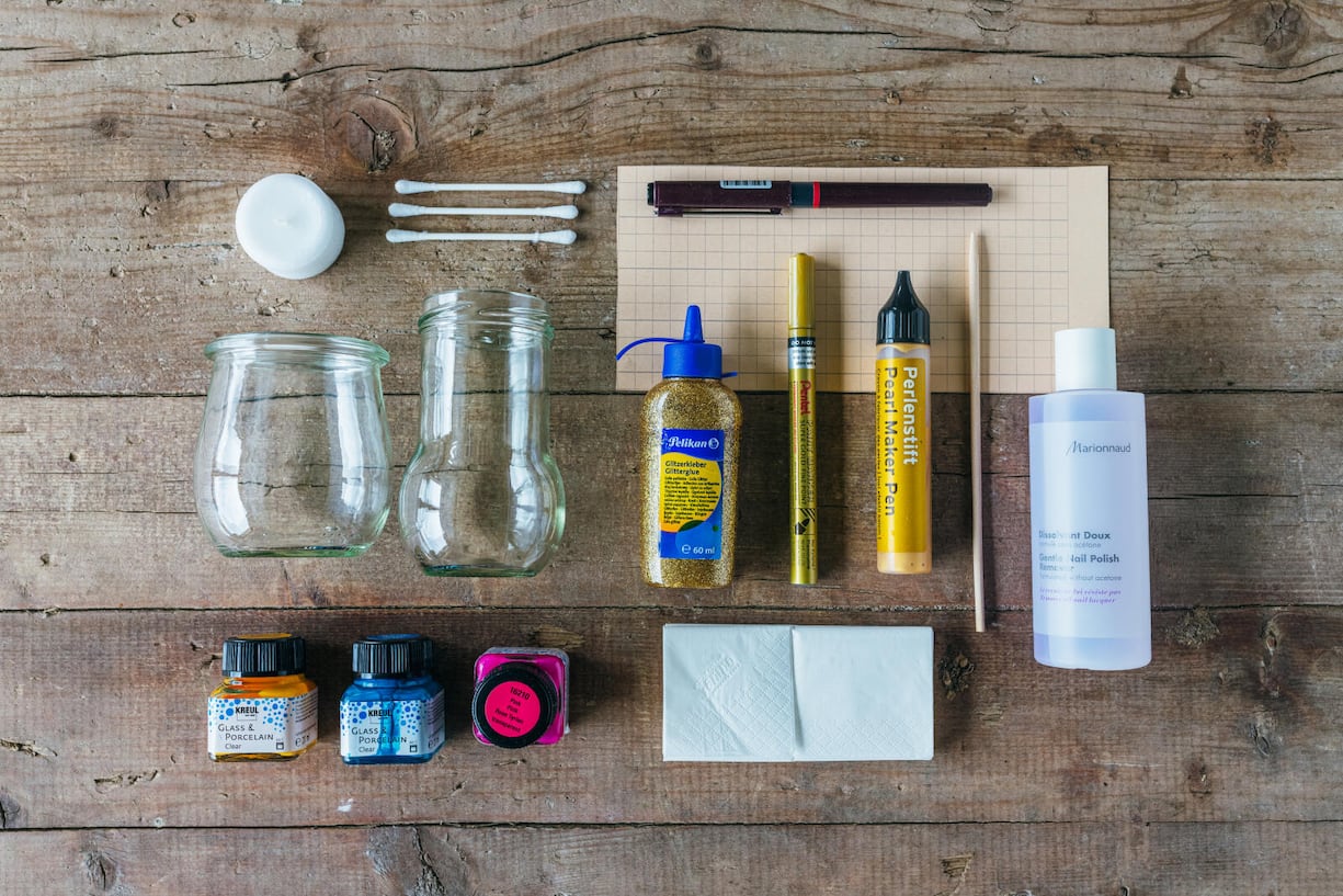 Gläser, Wattestäbchen, Farbe, Gold- und Glitzerstift, Nagellackentferner, Kleenex