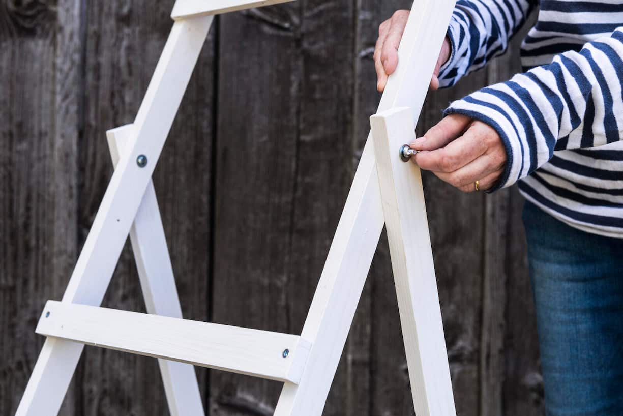 Gewindeschrauben an Pflanzentreppe anbringen