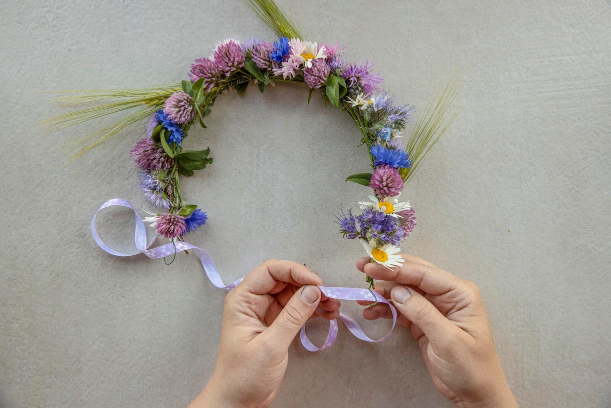 Mit Stoffband Blumenkranz zusammenbinden