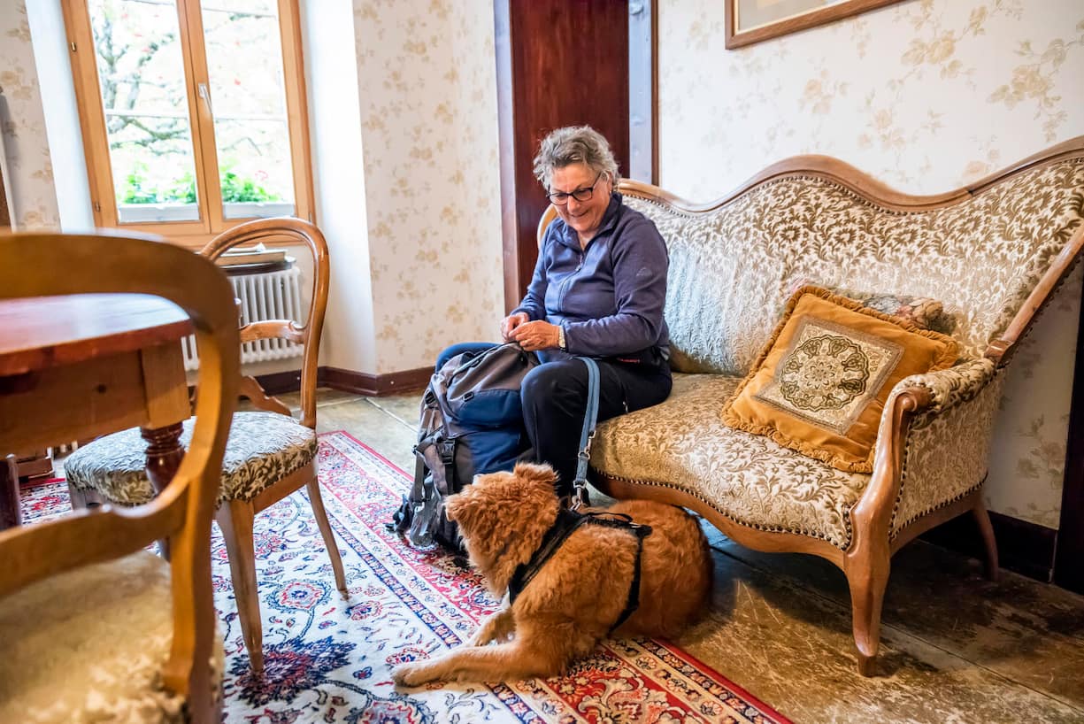 Mischlingshündin Tapas und Chefin Christine Nydegger warten auf dem Sofa