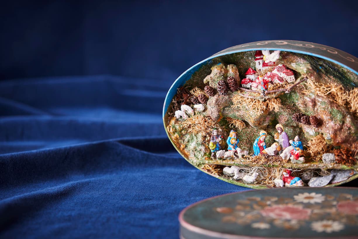 Kastenkrippe - Modell aus Gips, liebevoll und oppulent bemalen