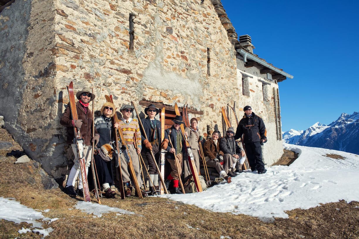Telemark-Truppe vor Haus