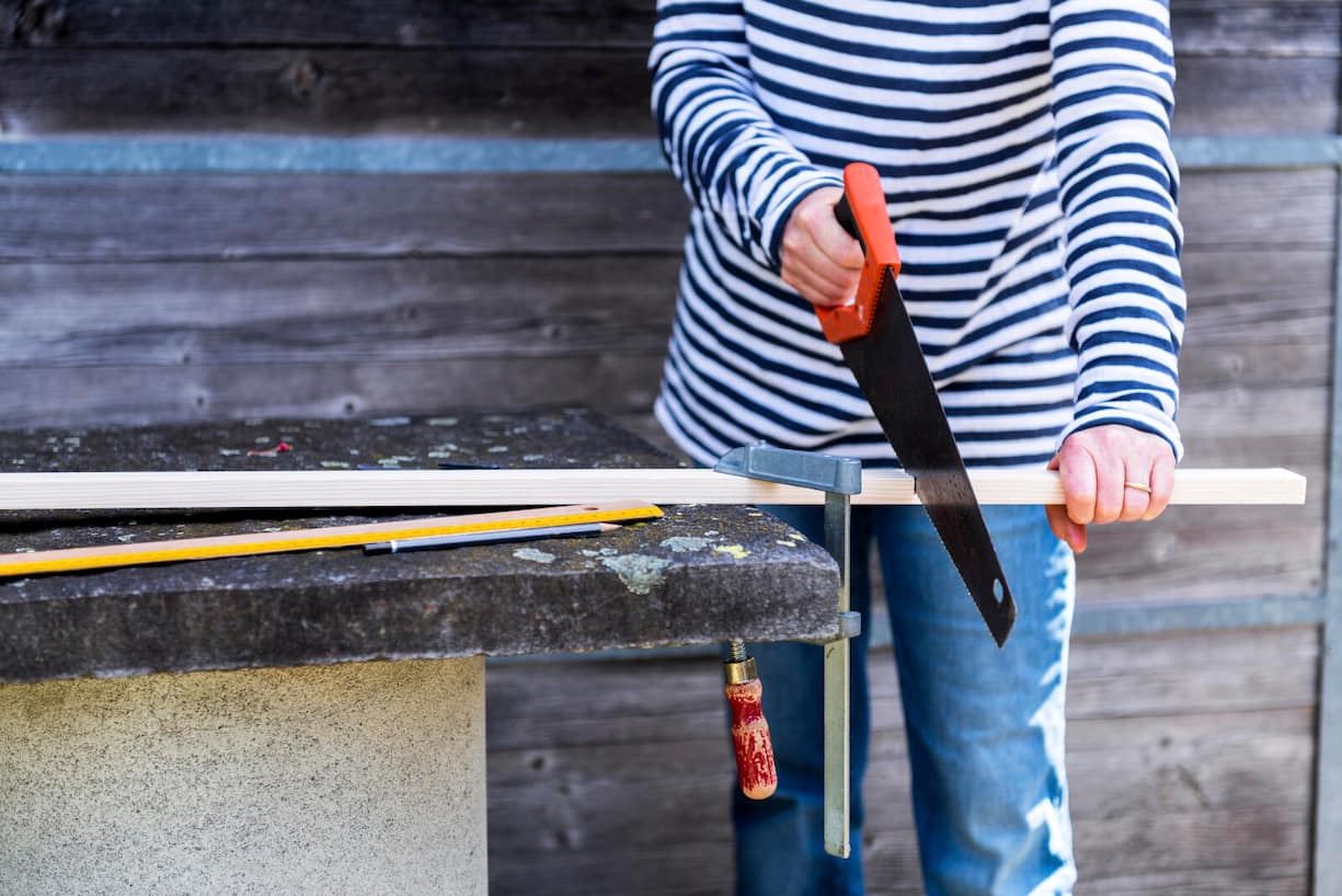 Holzleiste mit Säge kürzen