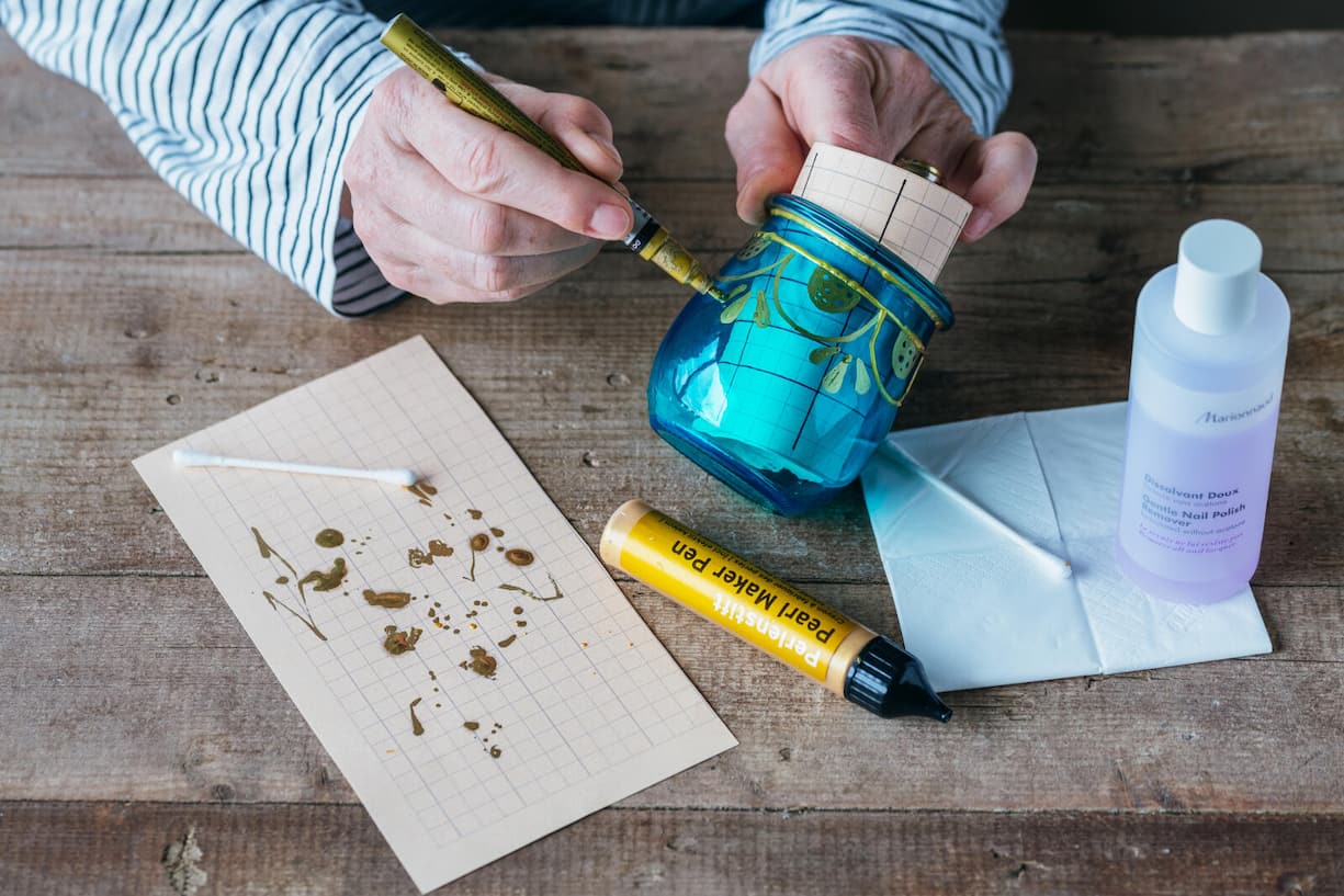 Windlicht anmalen mit Glitzerstift