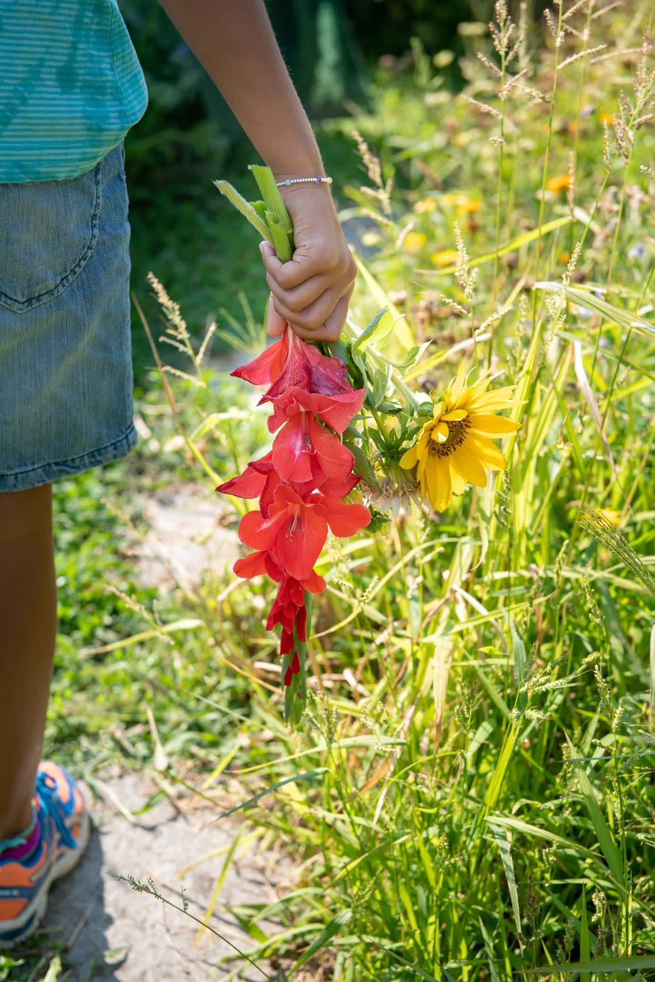 Kind mit Blumen in den Händen