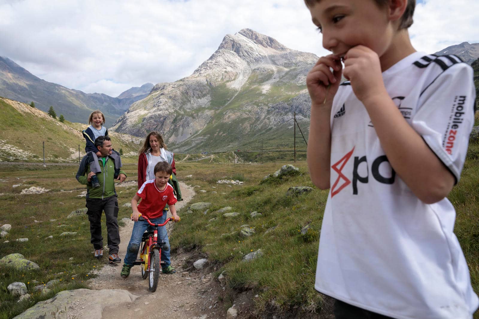 Landwirt und Älpler Otmaro Beti mit seiner Frau Johanna und den Kindern Giacomo, Ismaele und Alma-Sophie.