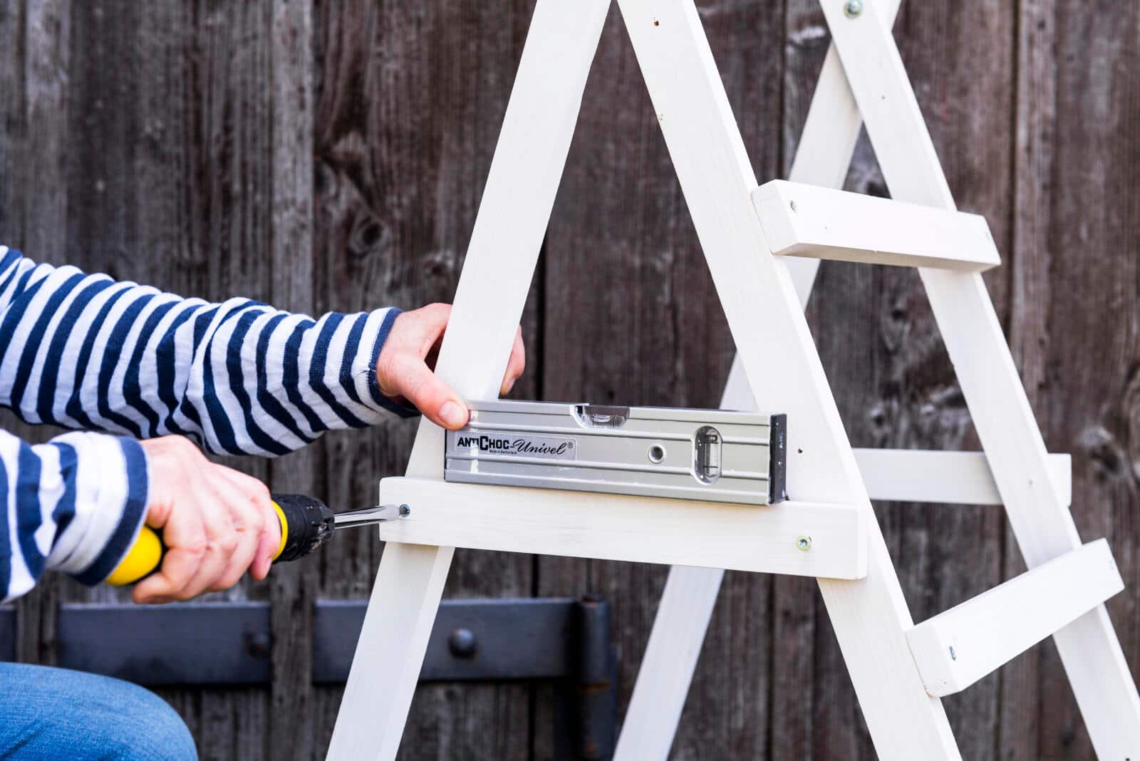 Seitenverstrebungen Pflanzentreppe anschrauben, mit Wasserwaage kontrollieren