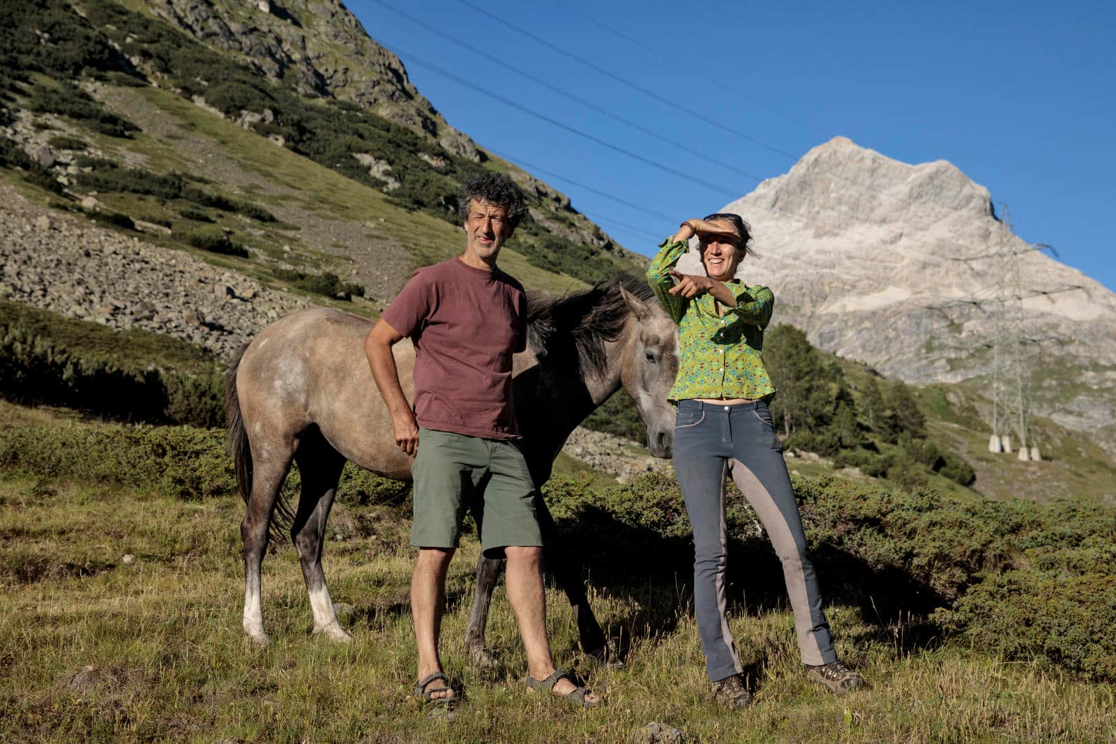 Elmmo Zanetti und Claudia Lazzarini mit Stute Emmya auf der Sommerweide