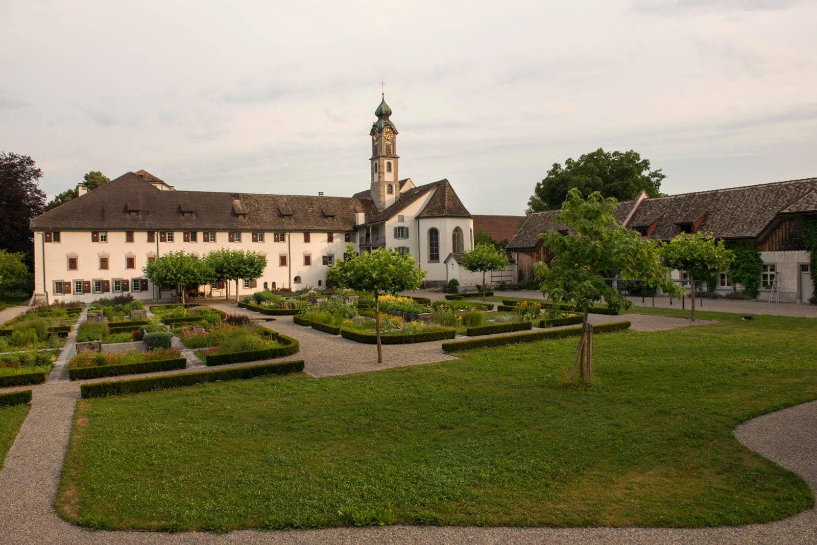 Garten des Klosters Wurmsbach in Rapperswil-Jona St. Gallen in Richtung Konvent und Klosterkirche