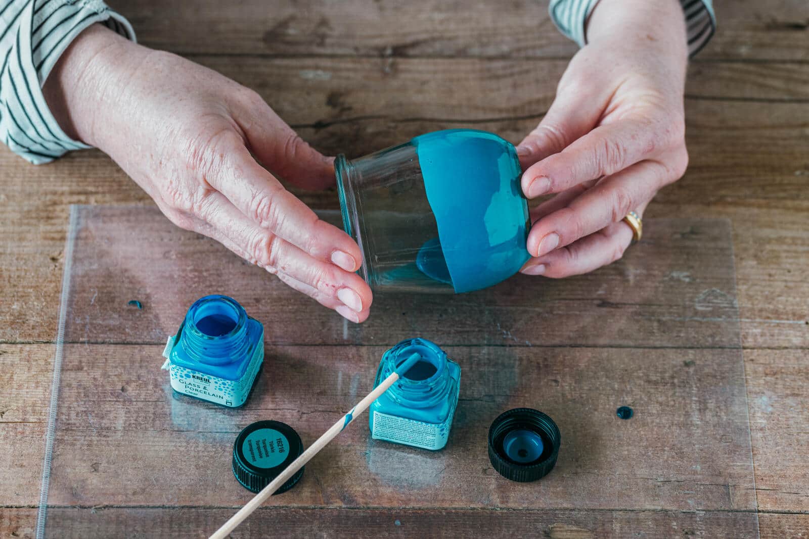Farbe in leeres Glas einfüllen und schwenken