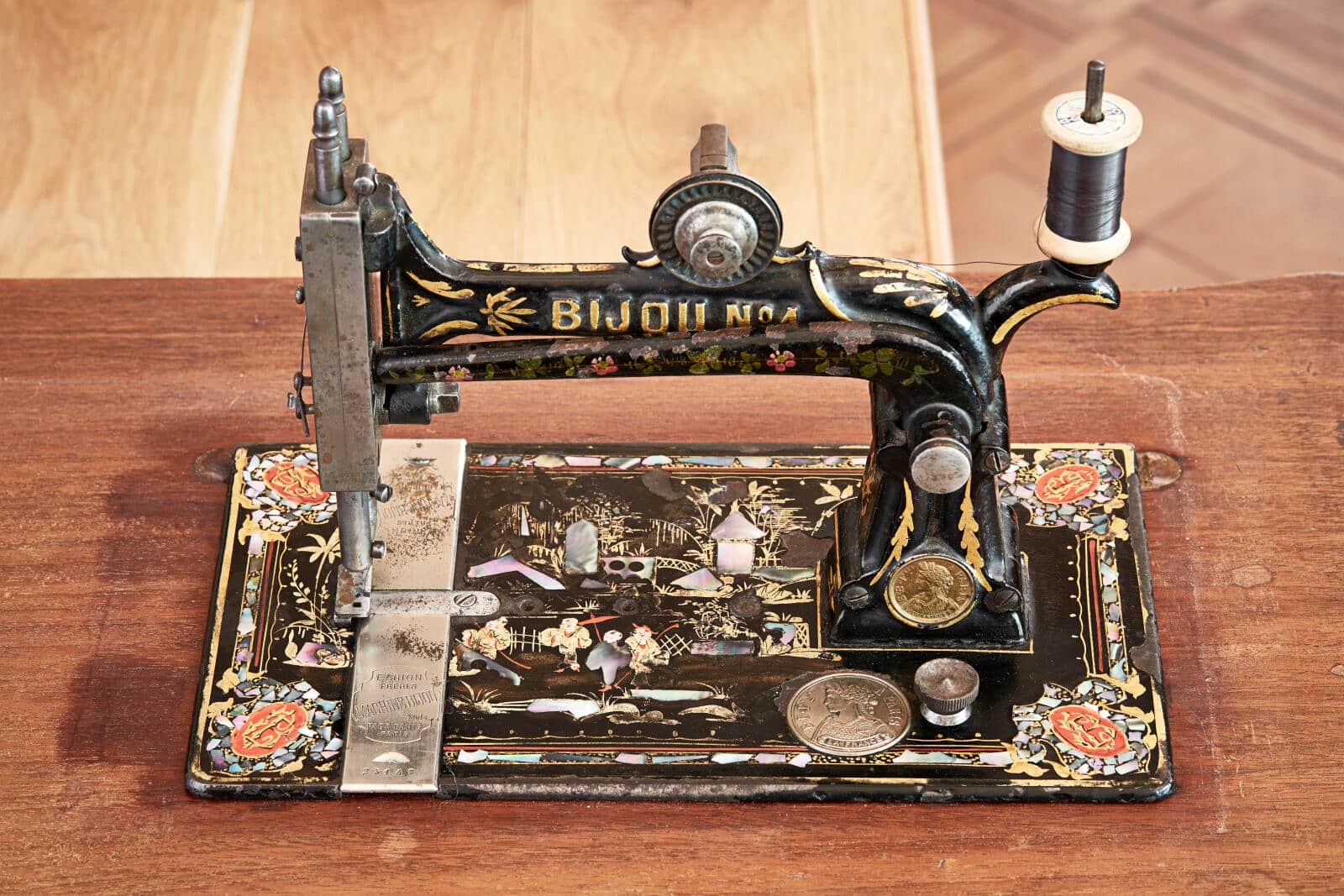 Naehmaschine mit schmuckvollen und glänzenden Einlagen aus Gold und Perlmutt