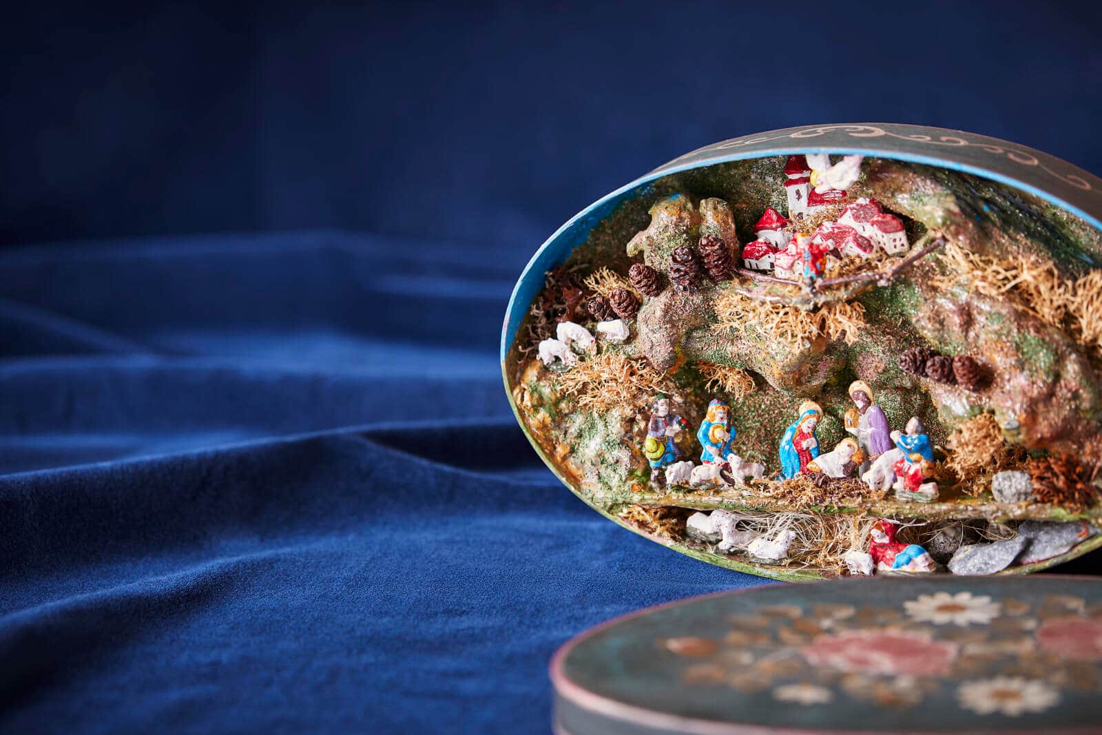 Kastenkrippe - Modell aus Gips, liebevoll und oppulent bemalen