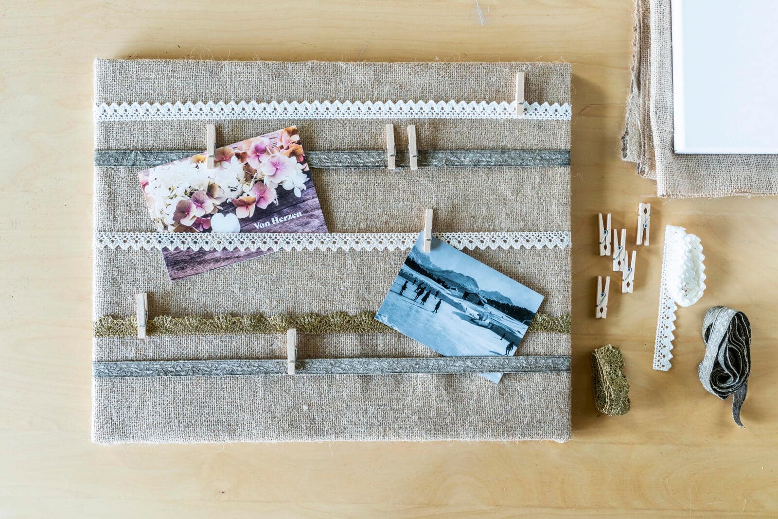 Memoboard mit angehefteten Postkarten