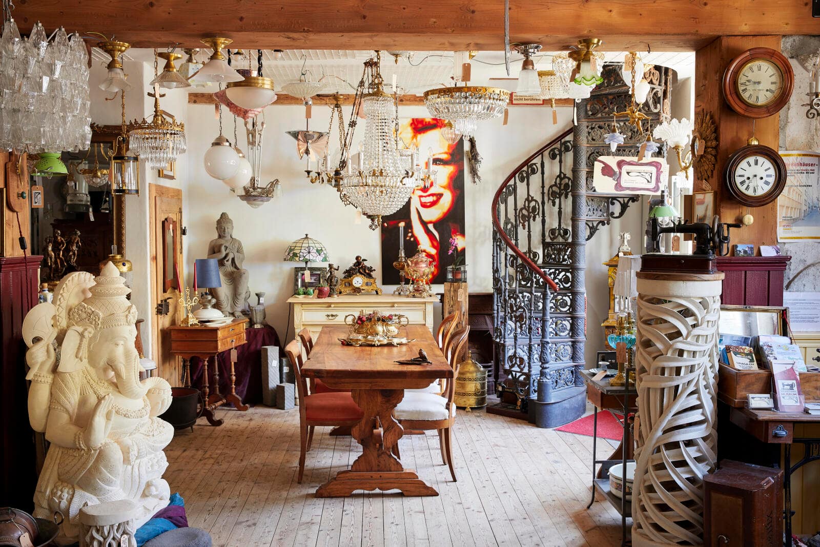 Kristallkronleuchter, antike Möbel, Dekorationsobjekte