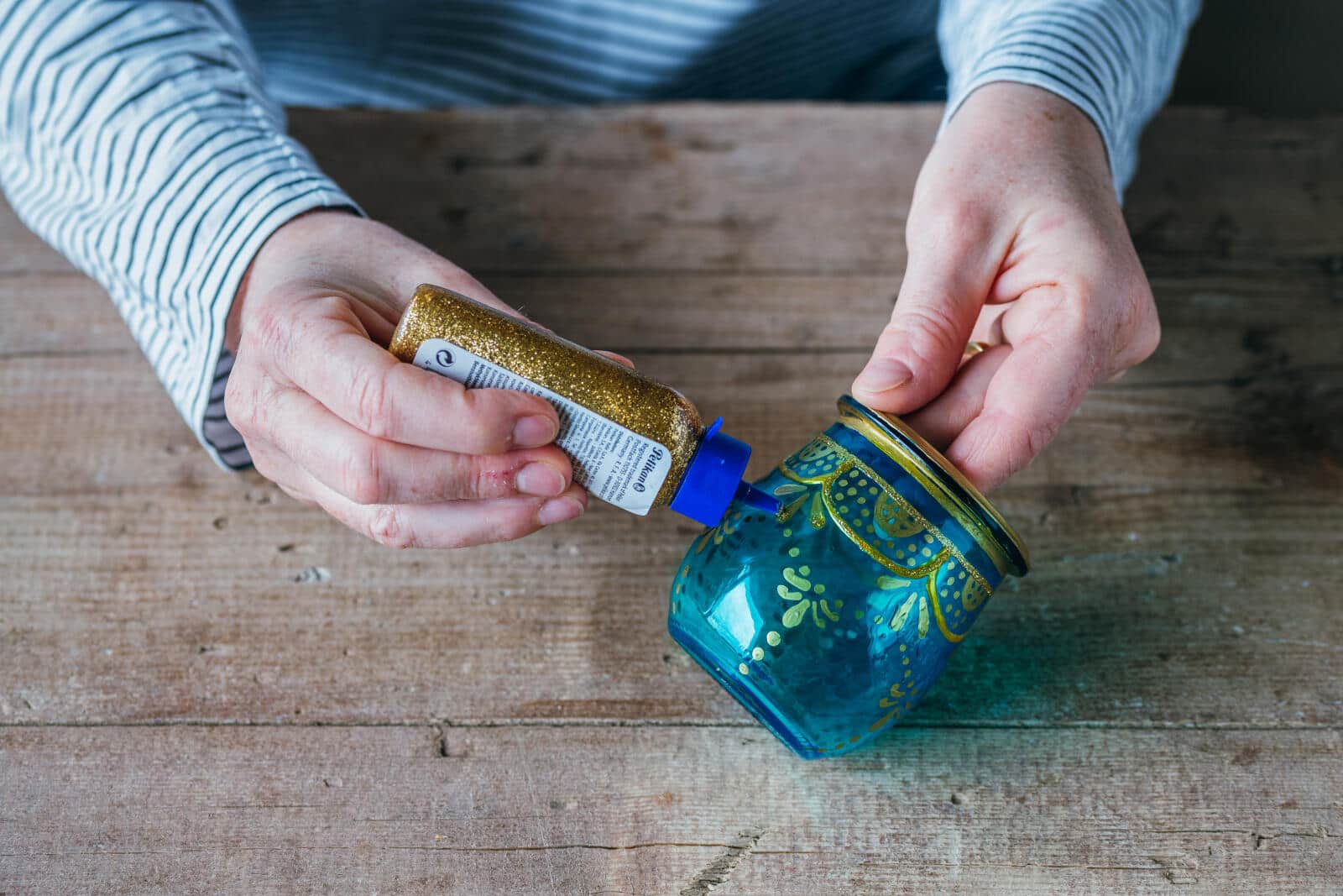 Mit Glitzerstift Glas verzieren