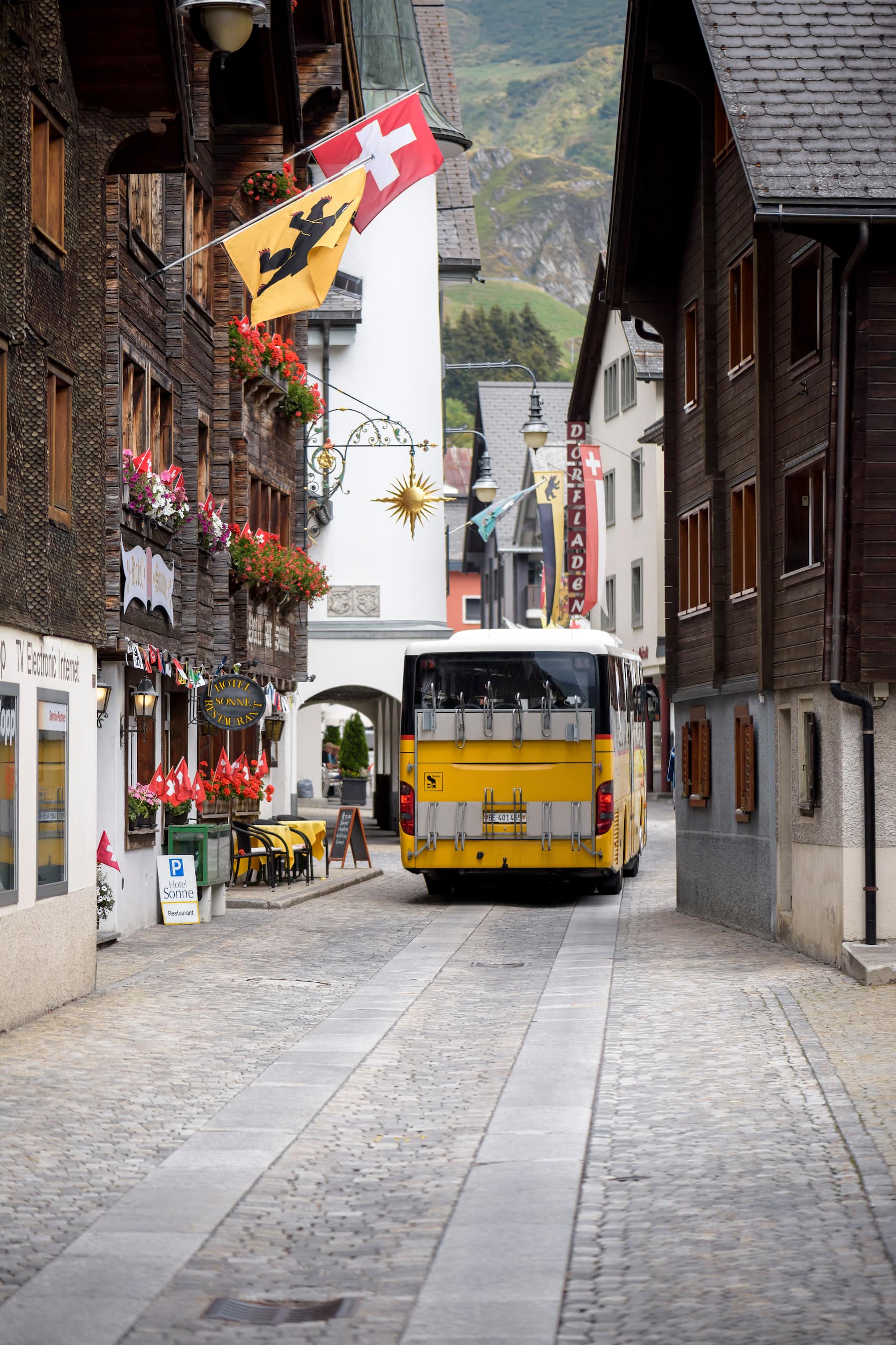 Postauto fährt durch Andermatt