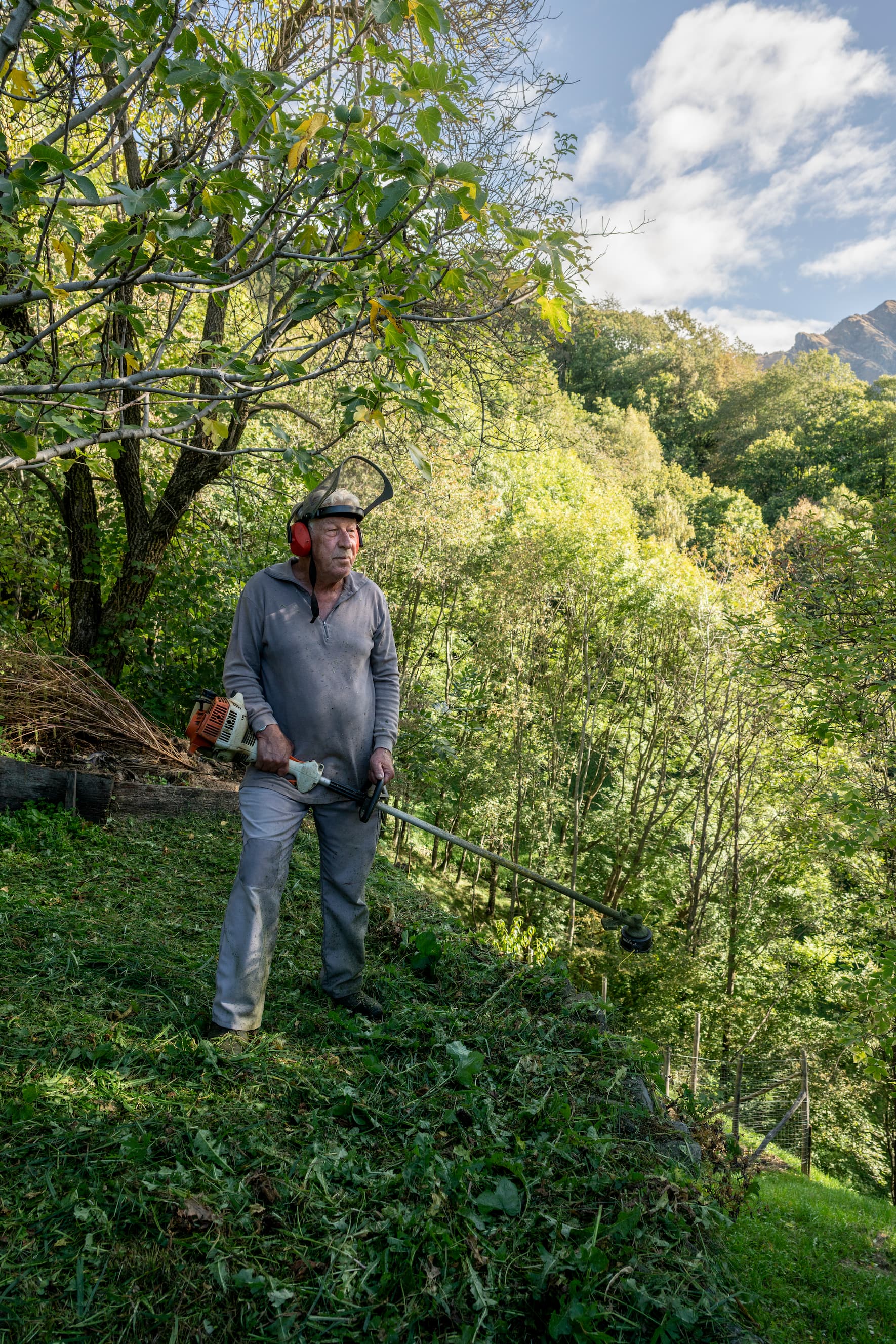 Lehrer Beat Wüthrich aus Indemini bei der Gartenarbeit