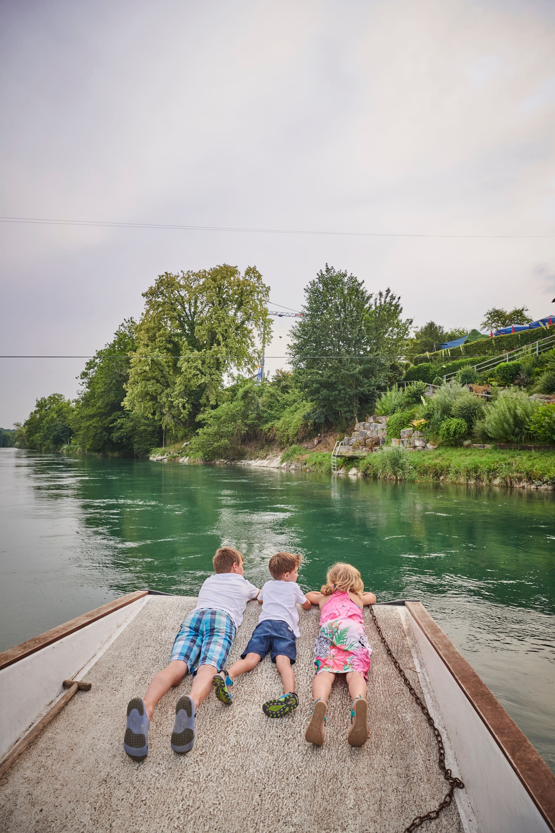 Geschwister Silas, Celine und ihr Freund Joël auf der Aarefähre