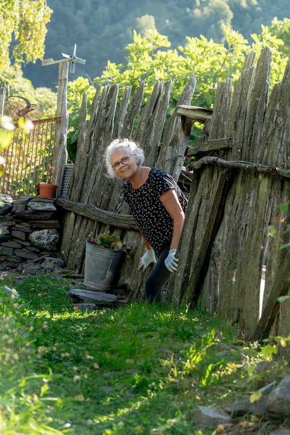 Gewerkschafterin Rosmarie Brennwalder aus Indemini in ihrem Gemüsegarten