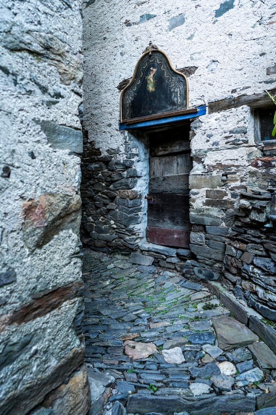 Enge Gasse im Tessiner Dorf Indemini