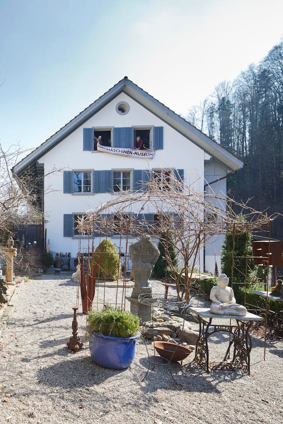 Garten mit Pavillon im Hintergrund ein Haus