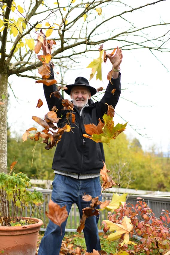 LandLiebe-Gartenexperte Peter Lippus wirft Laub in die Luft