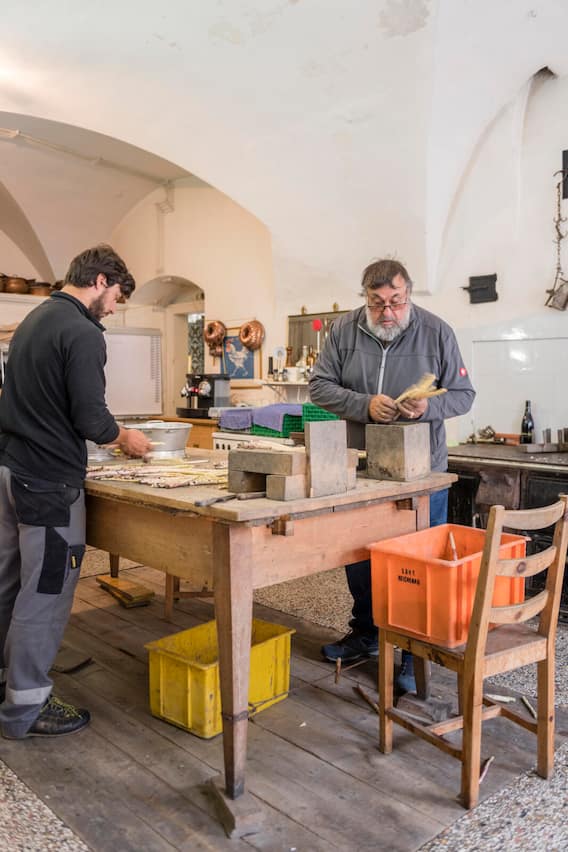 Gian-Battista von Tscharner und Sohn beim Spargenlrüsten