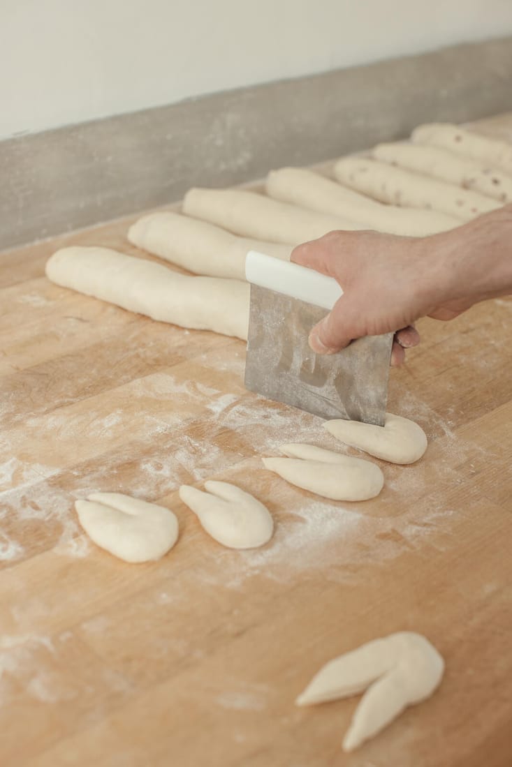 Simon Peter schneidet Teigstücke ein