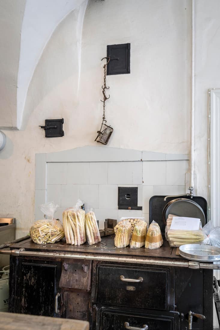 Alte Küche mit weissen Spargeln