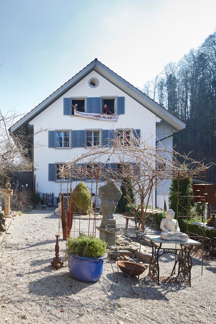 Garten mit Pavillon im Hintergrund ein Haus