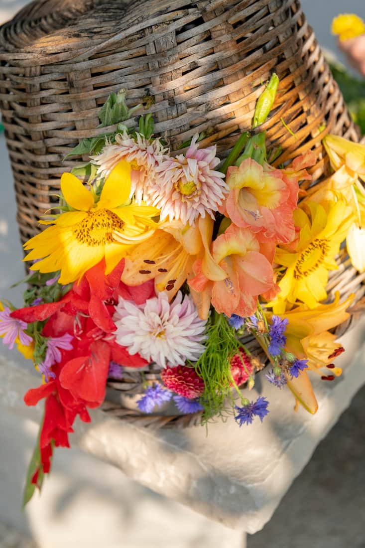 Flechtkorb mit vielen bunten Blumen