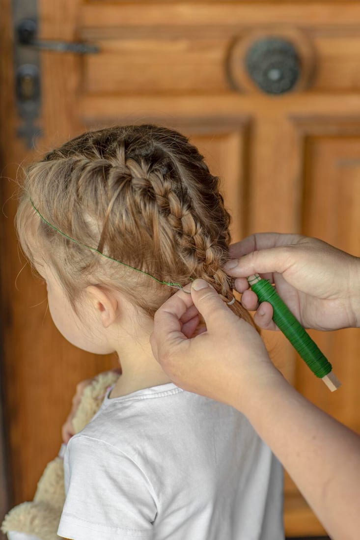 Mit Draht Kopfumfang für Blumenkranz abmessen