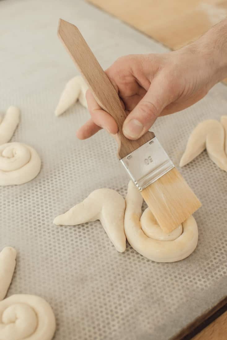 Simon Peter streicht Zopfhäsli mit Eigelb an