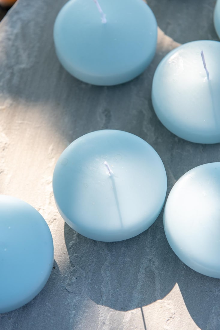 Schwimmkerzen auf Tisch