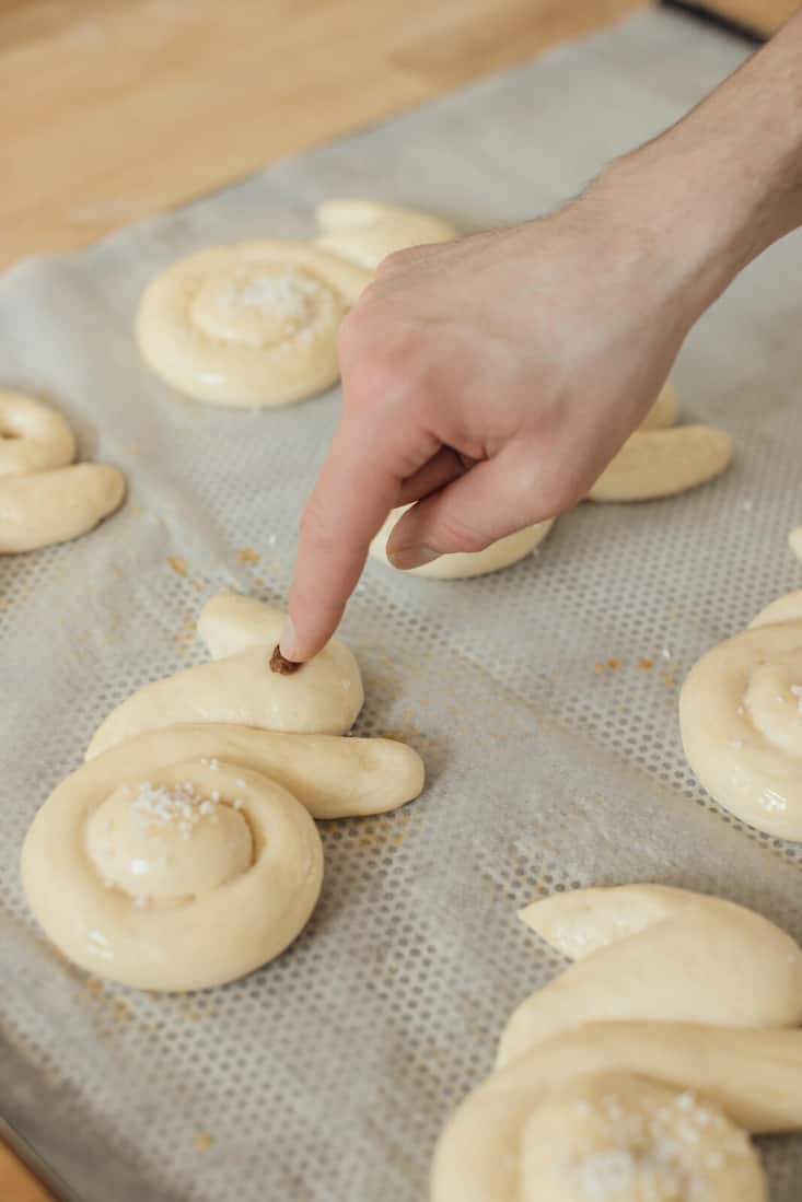 Simon Peter drückt Rosine auf Zopf-Häsli