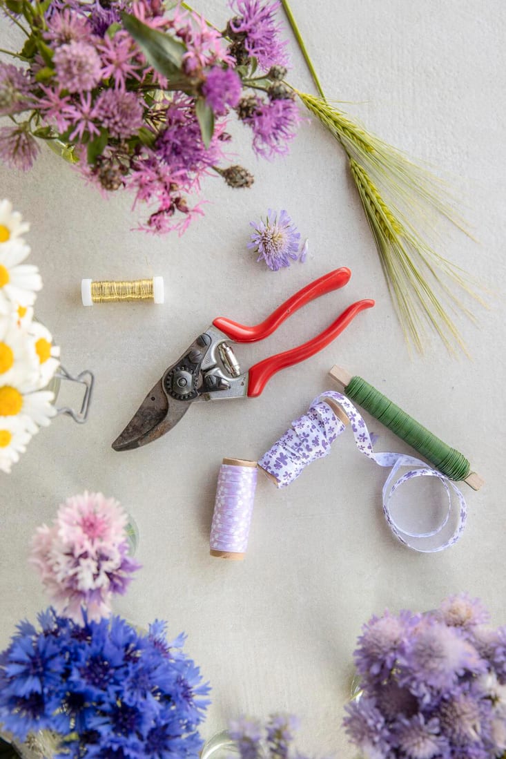 Materialliste Blumenkranz: Schere, Blumen, Draht, Stoffbänder
