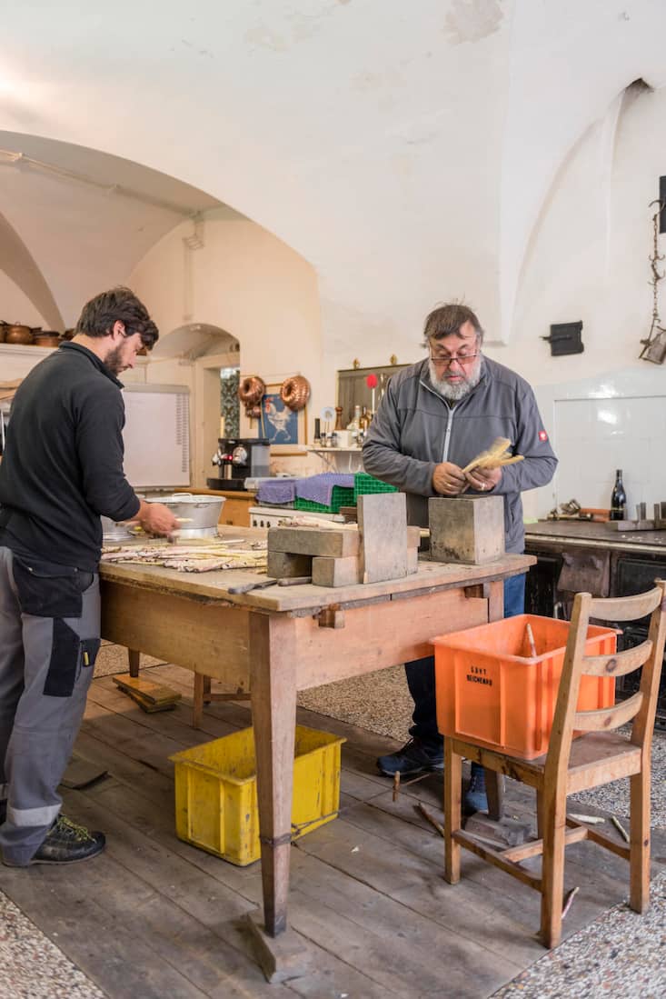 Gian-Battista von Tscharner und Sohn beim Spargenlrüsten