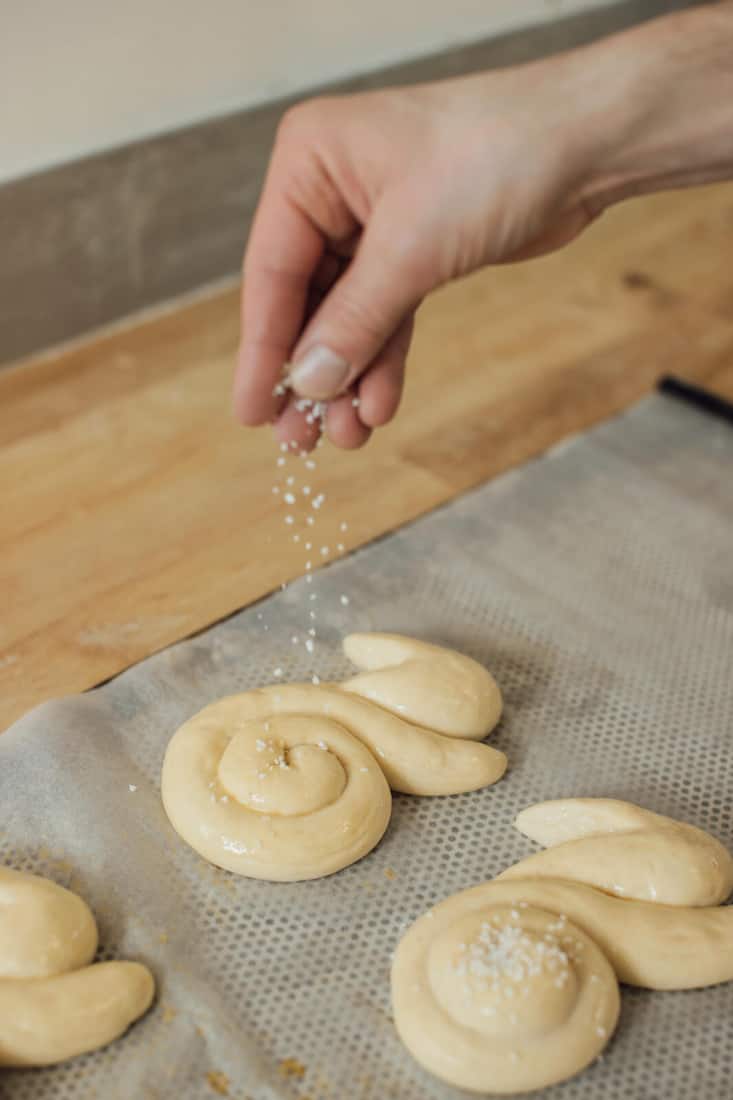 Simon PEter streut Zuckerhagel über Zopf-Häsli