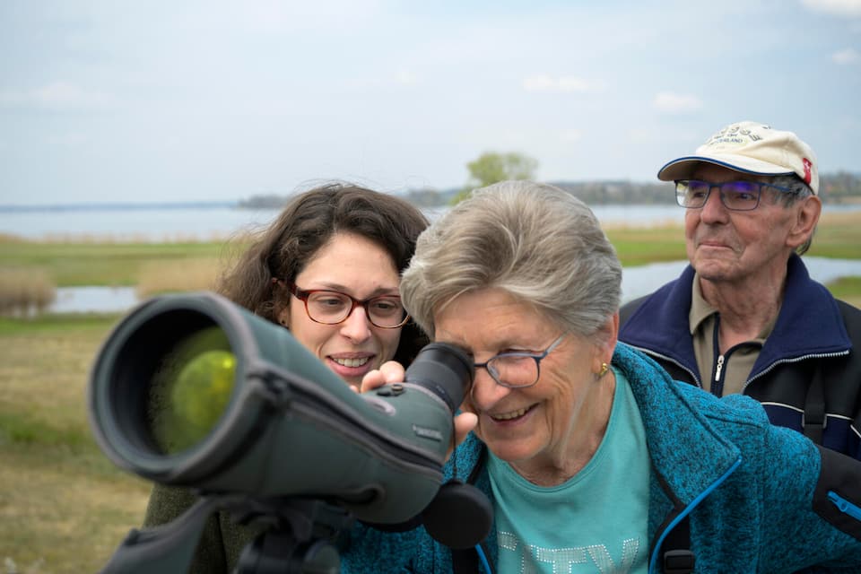 ranger maria rohrer im kontakt mit besuchern im natruschutzgebiet greifensee