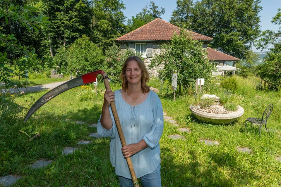 Anja Pauli mit Sense im Wildbienengarten