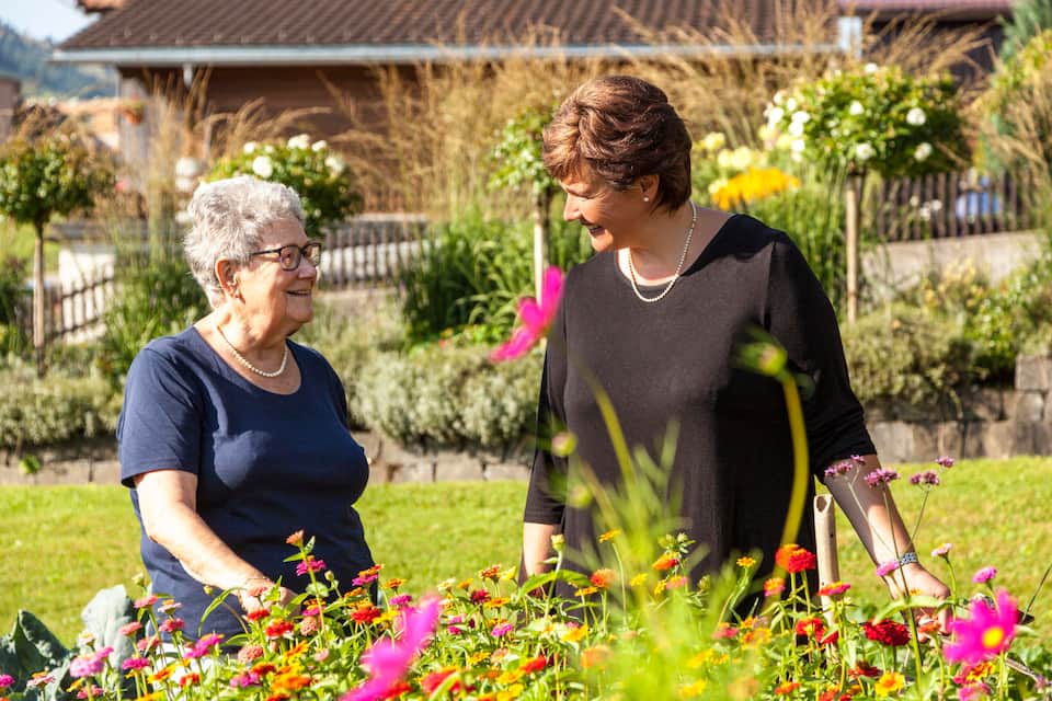 Annemarie und Marianne Lauener in ihrem Garten in Frutigen, Bern