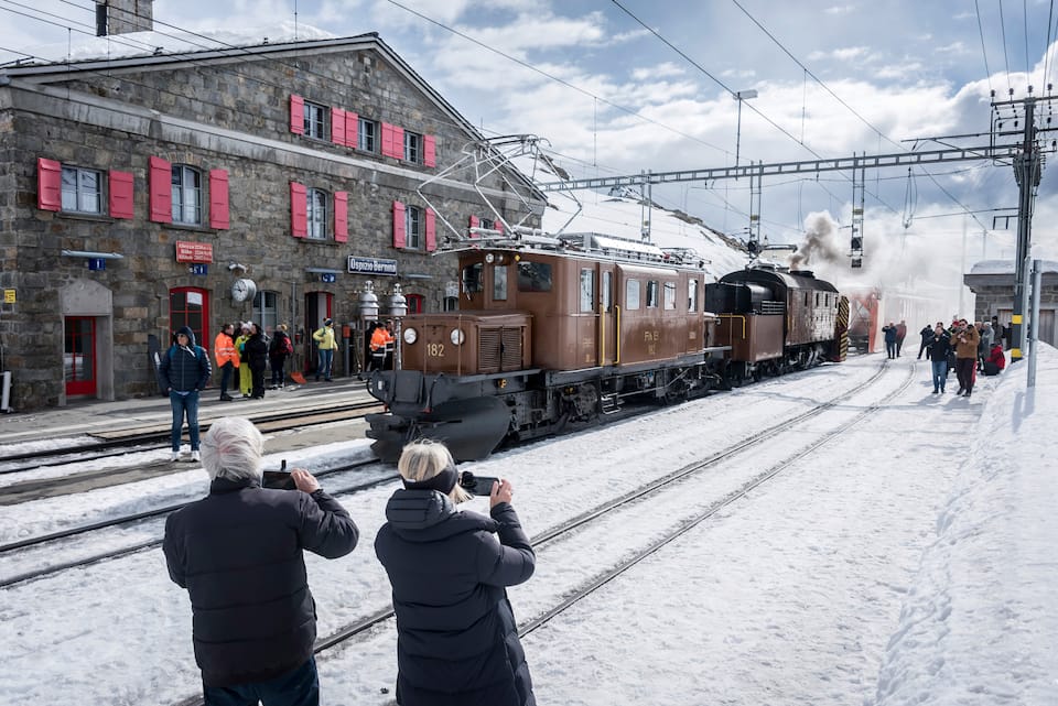Die Ge 4/4 182, auch Bernina-Krokodil genannt (vorne) und die Xrot d 9213 gemeinsam auf der Bernina-Passhöhe.